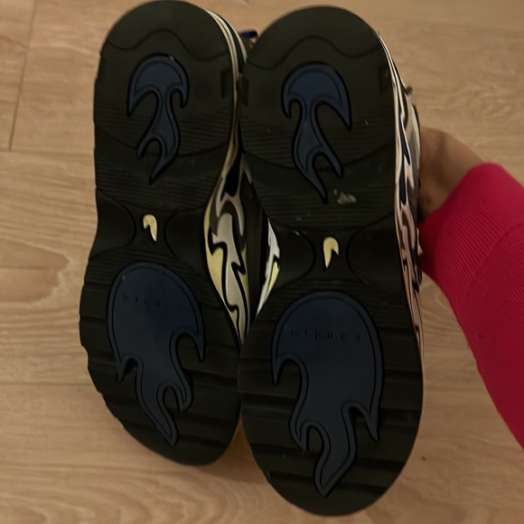 Flame sneakers - Picture 3 of 5